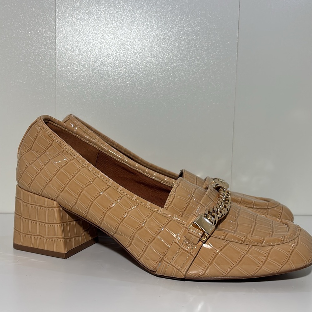 Women’s 11 70’s inspired faux croc tan nude animal print heeled loafer